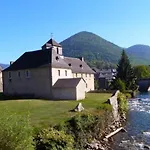 Holiday home Agreable Maison Au Centre D'arreau Pour 8 Pers Arreau