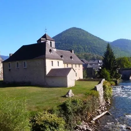 Holiday home Agreable Maison Au Centre D'arreau Pour 8 Pers Arreau